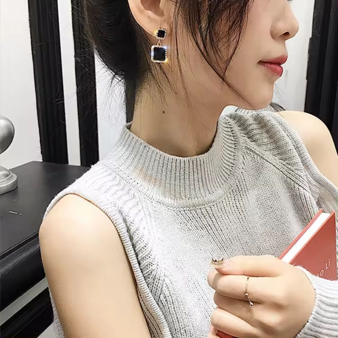 CLASSY BLACK EARRINGS