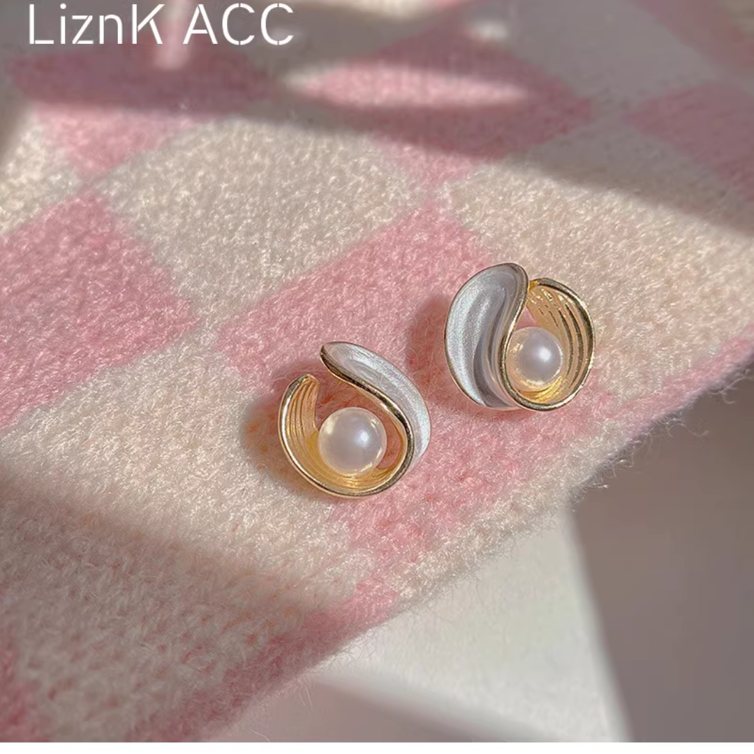 Elegant pearl earrings