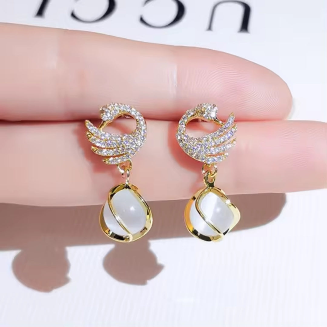 Stylish wire peacock pearl earring
