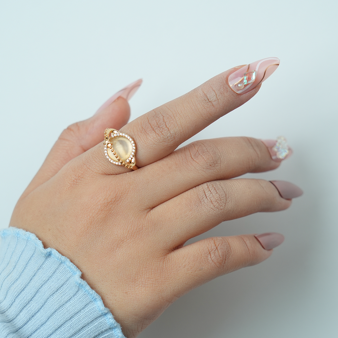 Elegant Gold Oval Ring