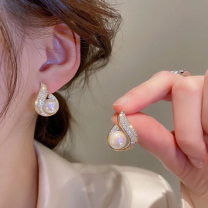 Pearl Earrings with Retro Style