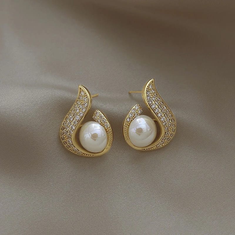 Pearl Earrings with Retro Style