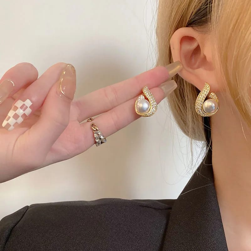Pearl Earrings with Retro Style