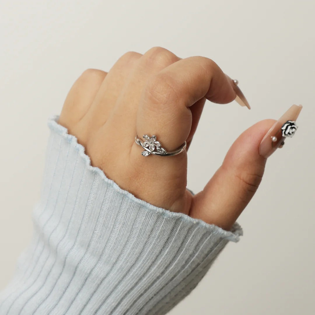 Beautiful Silver Leafy Pattern Adjustable Ring