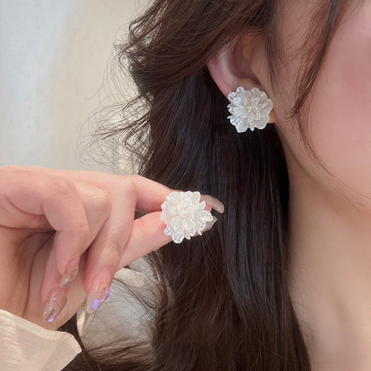 Trendy white flower earrings