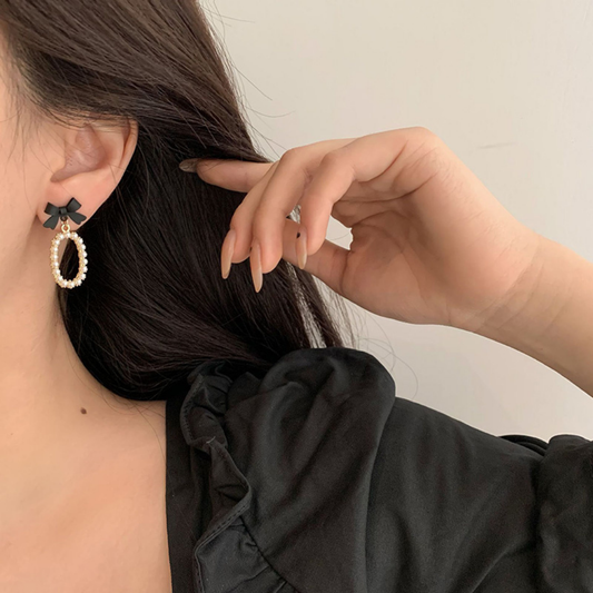 Black ribbon pearl earring