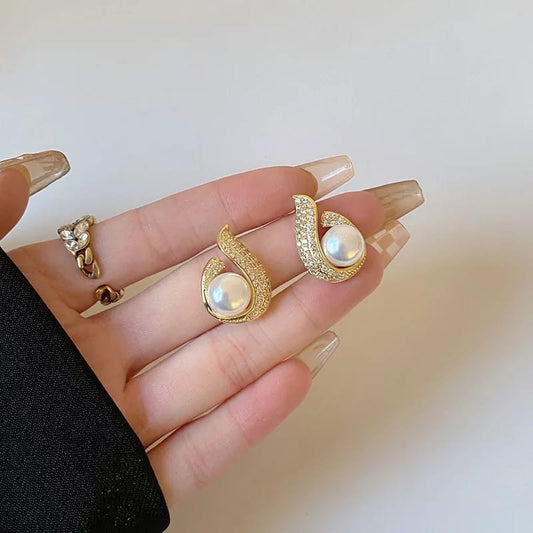 Pearl Earrings with Retro Style