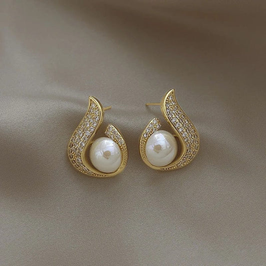 Pearl Earrings with Retro Style